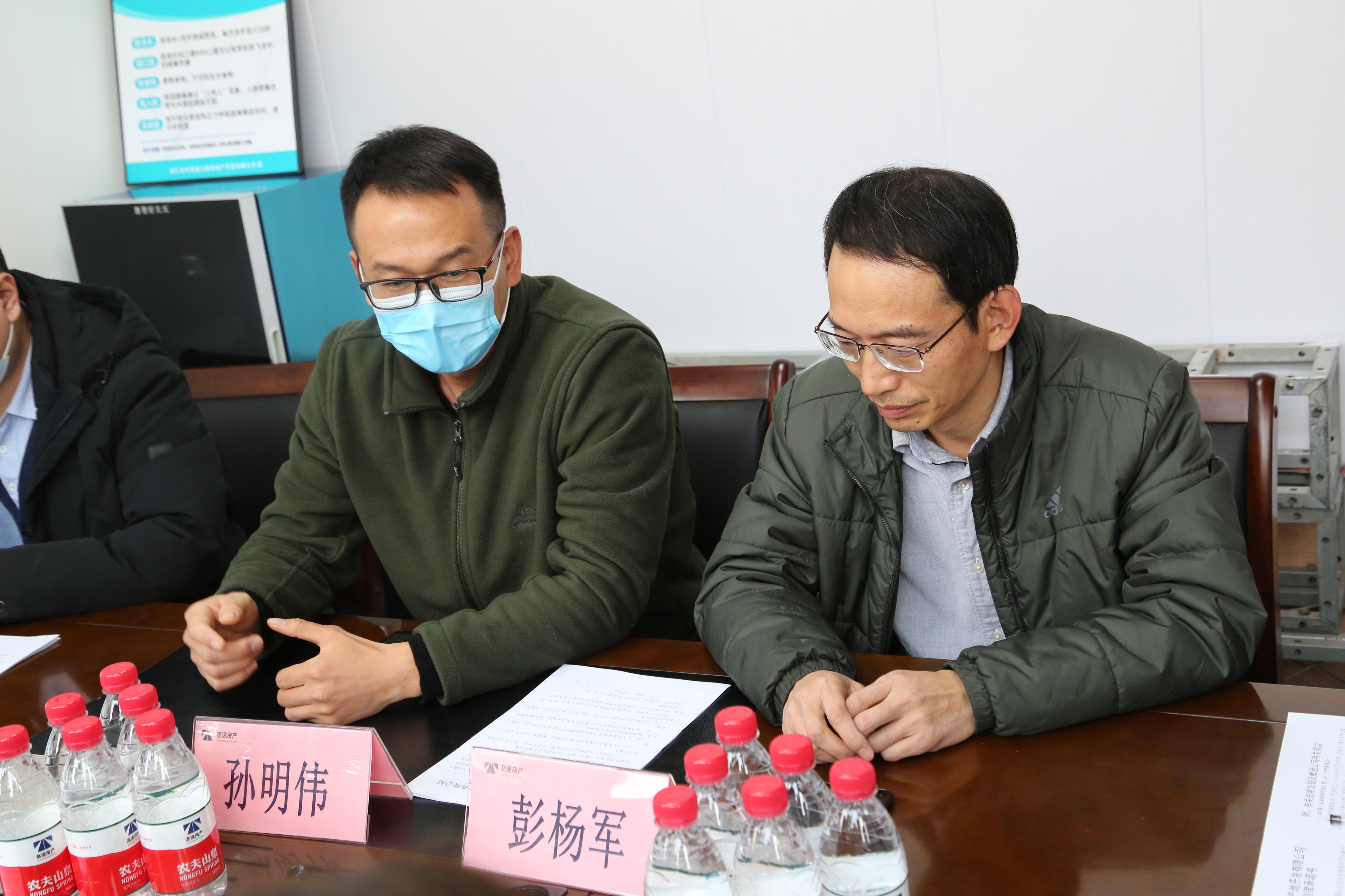 1640307897700482.jpg 圖為孫明偉、彭?xiàng)钴娭v話.JPG