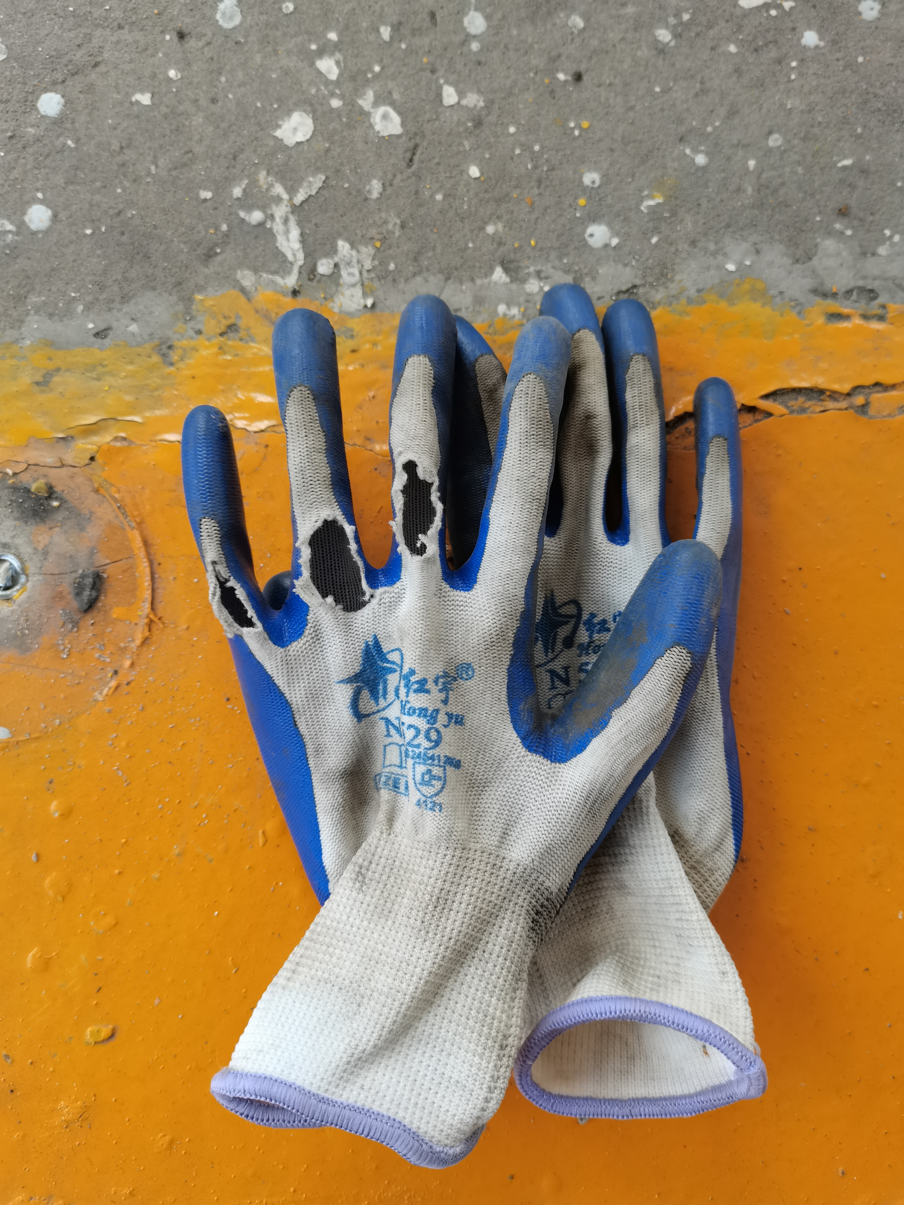 1647228696853418.jpg 切割時被火星濺破手套.jpg