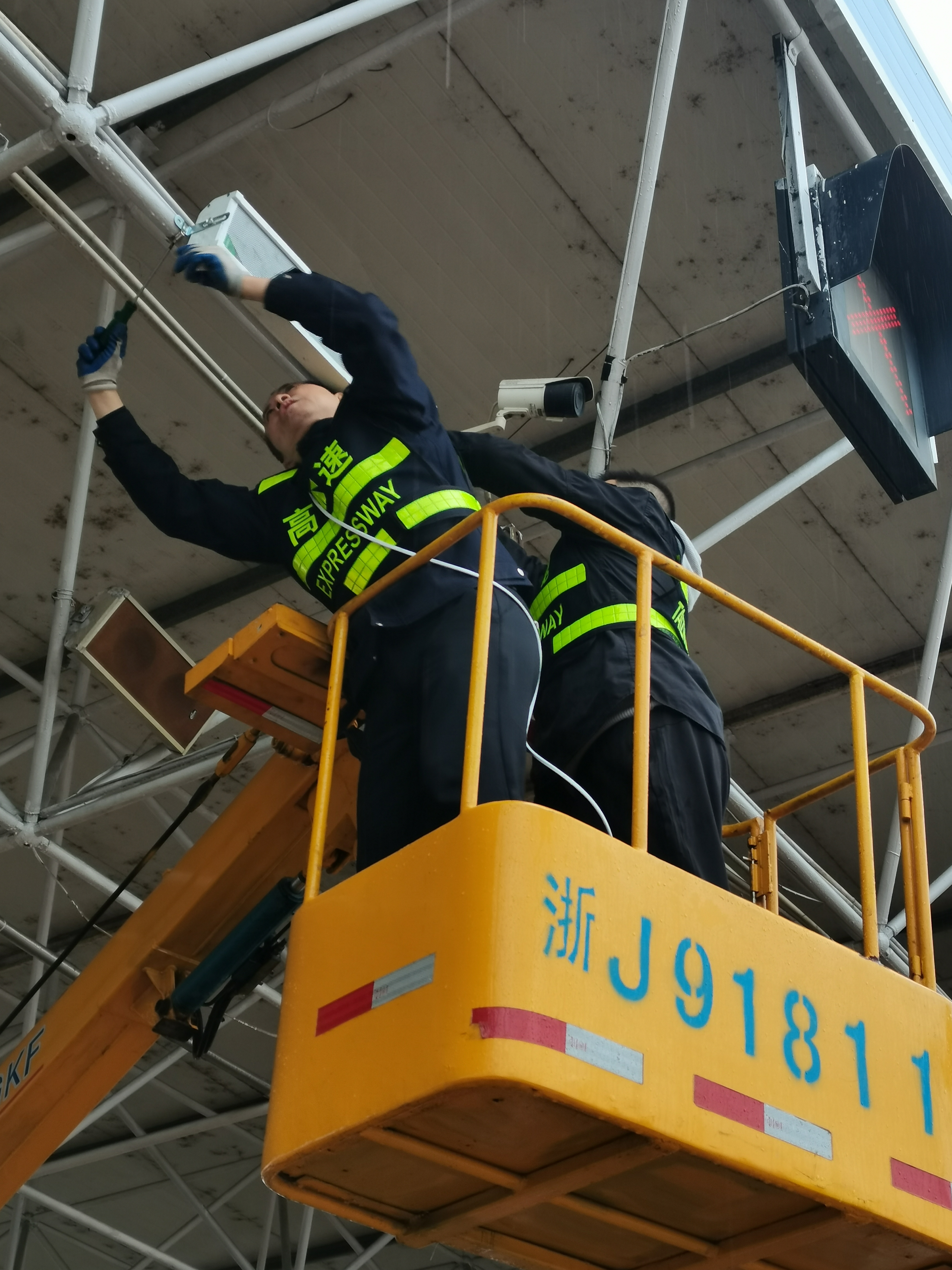 1648106879558709.jpg 圖為維養中心人員在安裝提醒音箱.jpg