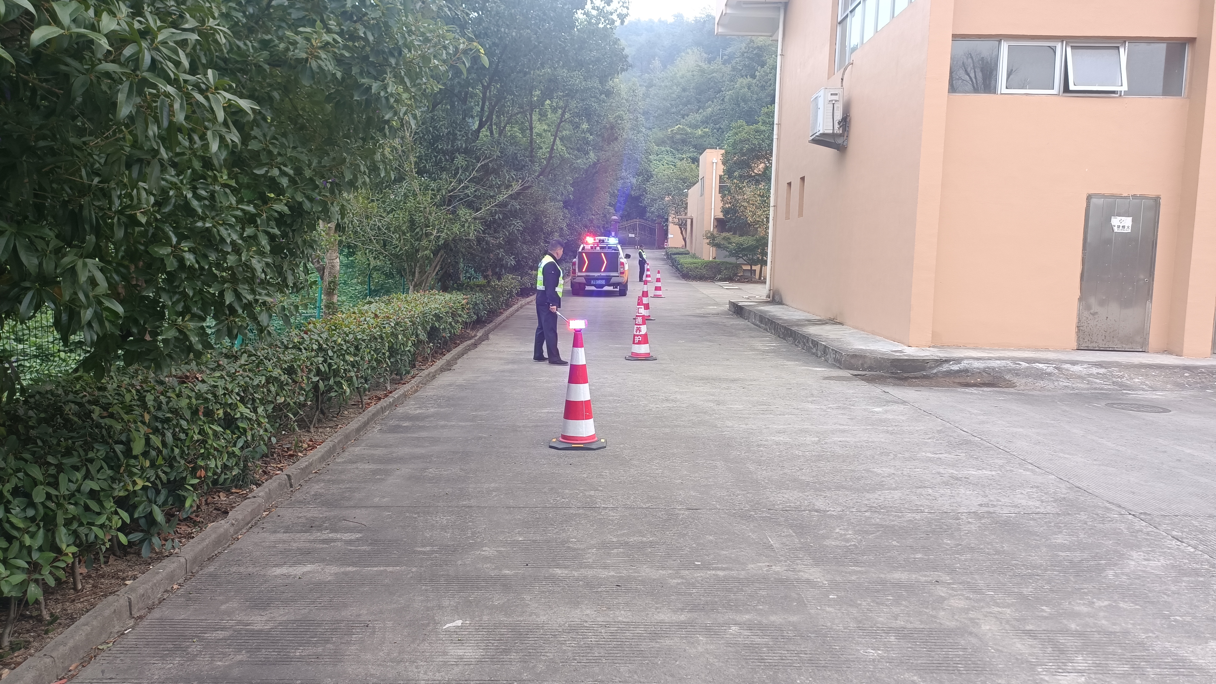 1666684622765336.jpg 2022.10.24封道預警時隔離錐擺放 孫鵬攝.jpg