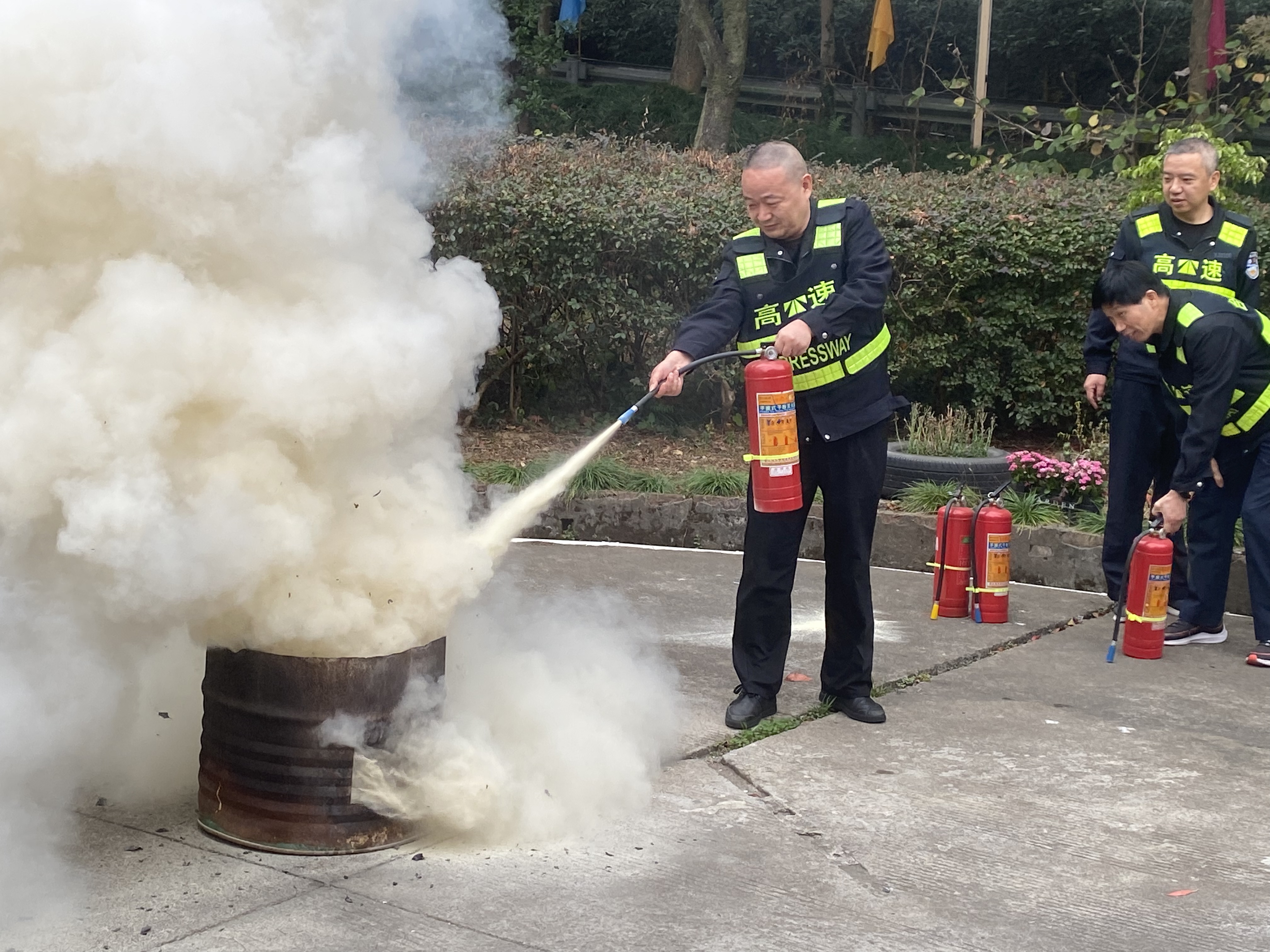 1669020007239408.jpg 滅火現(xiàn)場(chǎng)林玲攝.jpg