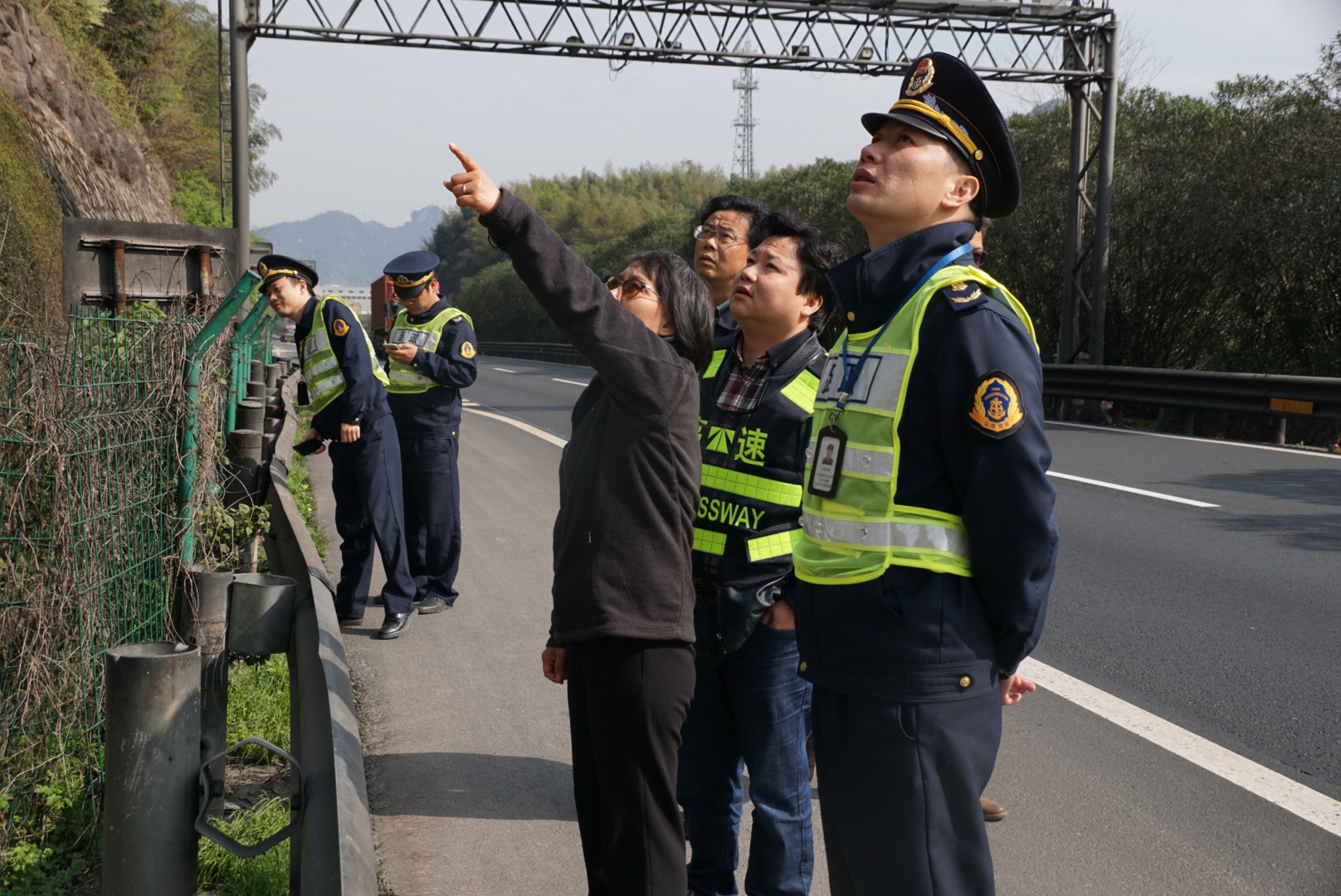 1 圖為檢查組對(duì)黃土嶺隧道溫向入口修復(fù)后的高邊坡進(jìn)行檢查3.JPEG
